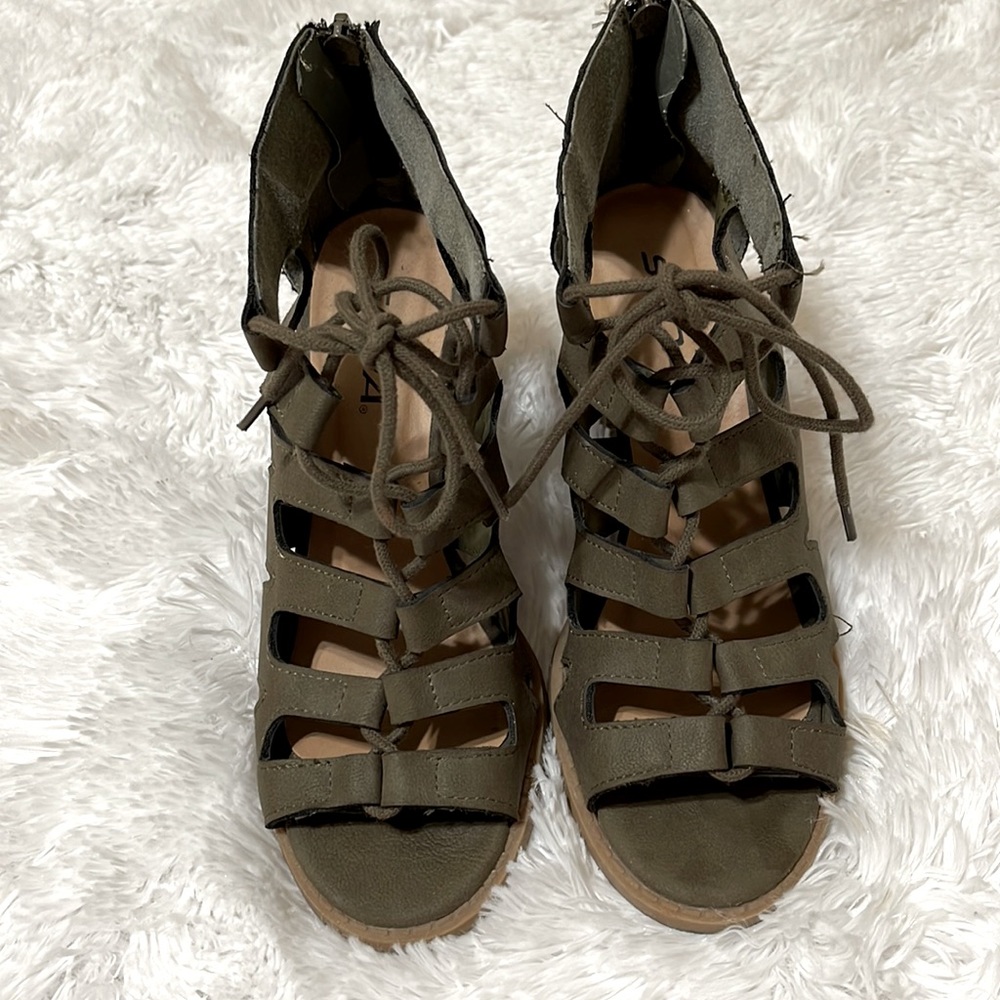 Shoes Size 6 heel 3 inches,military green color it’s like new